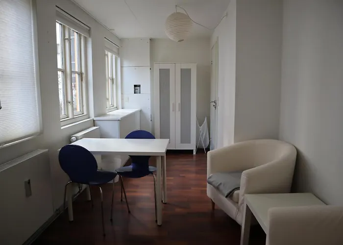 招待所 In Quiet Yellow Courtyard *