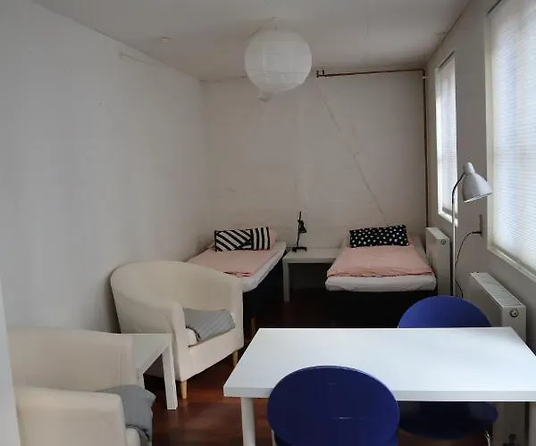 招待所 In Quiet Yellow Courtyard *