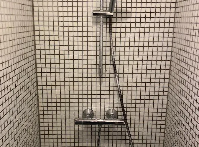 In Quiet Yellow Courtyard 招待所 *