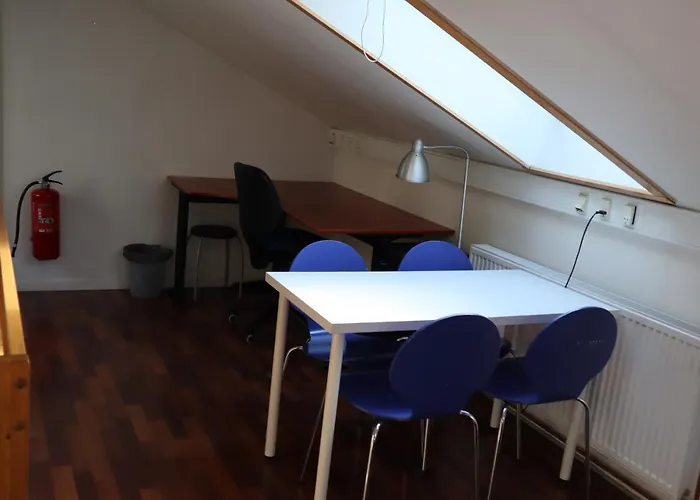 In Quiet Yellow Courtyard 招待所