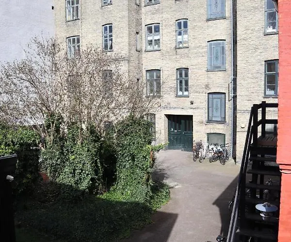 Gasthuis In Quiet Yellow Courtyard Kopenhagen